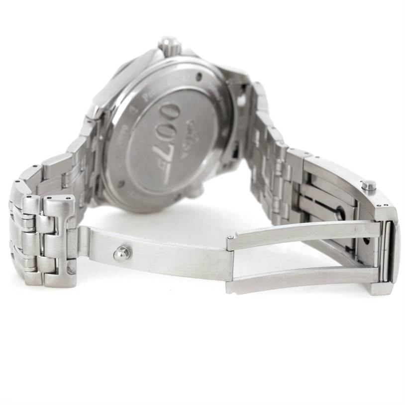 This image shows the backside and bracelet of an Omega Seamaster 2226.80.00 Men
s Stainless Steel Blue Dial 2226.80.00 Men
s Stainless Steel Blue Dial watch, focusing on the clasp and case back.