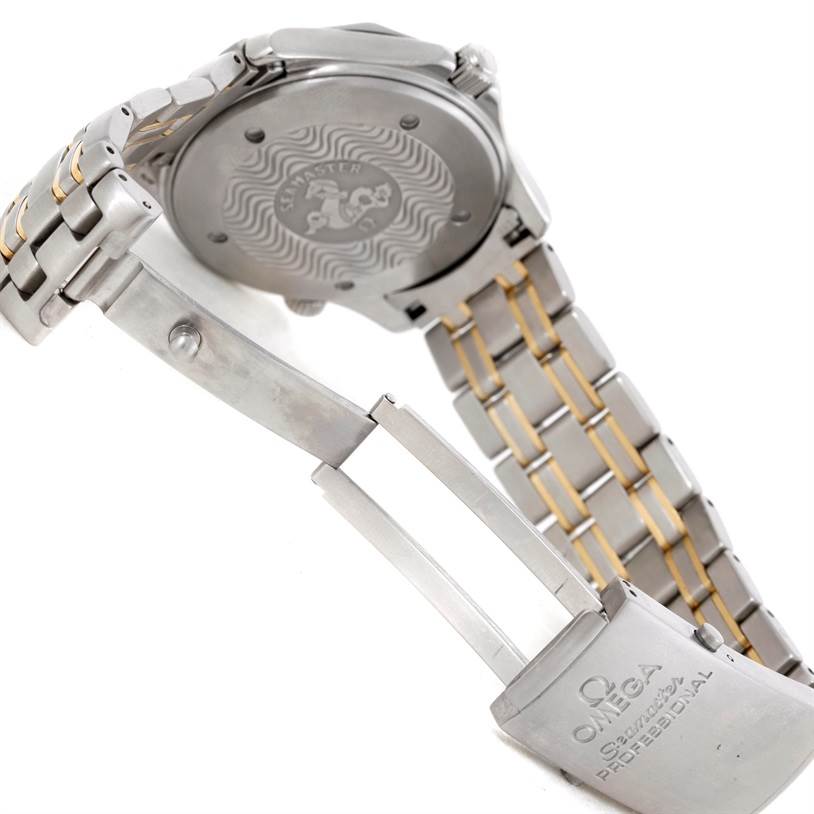 This image shows the clasp and back case of an Omega Seamaster 2455.80.00 Men
s Stainless Steel Blue Dial 2455.80.00 Men
s Stainless Steel Blue Dial watch, highlighting the metal bracelet with gold accents.