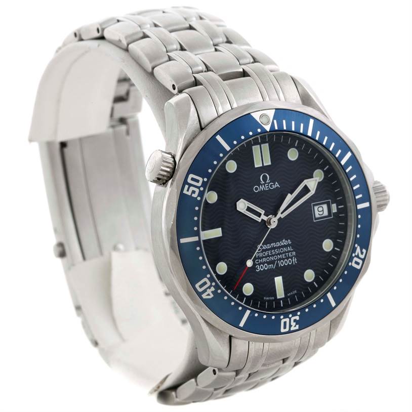 This image shows an angled view of an Omega Seamaster 2531.80.00 Men
s Stainless Steel Blue Dial 2531.80.00 Men
s Stainless Steel Blue Dial watch, focusing on the dial, bezel, and bracelet.