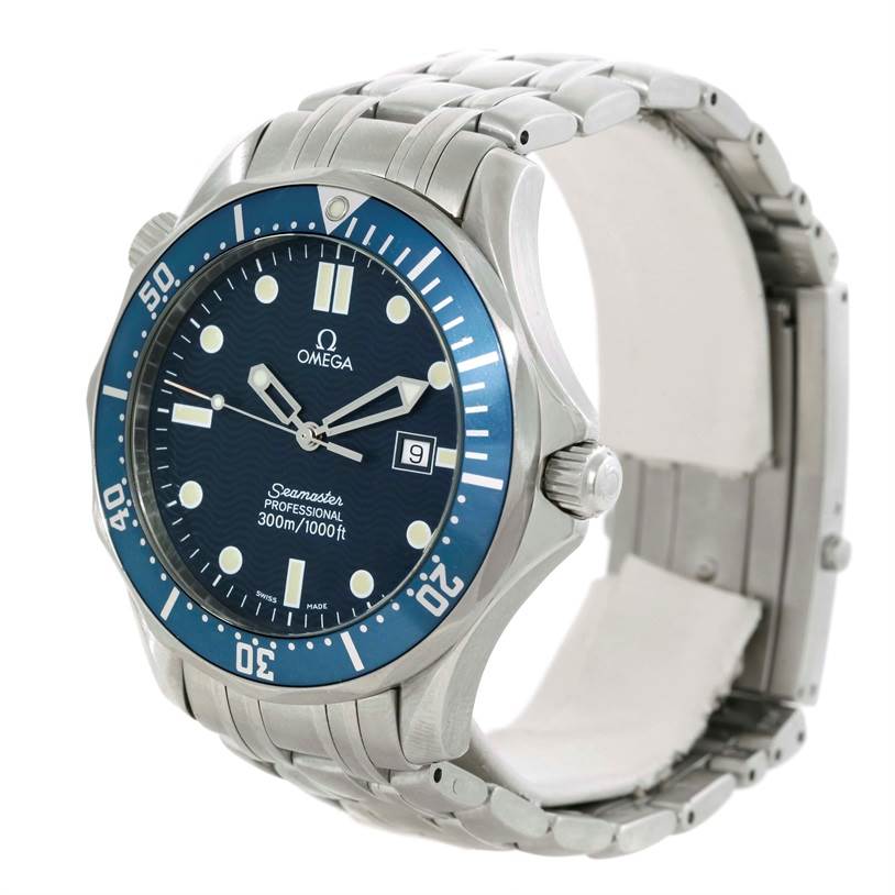 The image shows a side angle of an Omega Seamaster 2541.80.00 Men
s Stainless Steel Blue Dial 2541.80.00 Men
s Stainless Steel Blue Dial watch, highlighting its face, bezel, and stainless steel bracelet.
