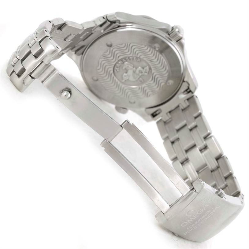 The image shows the back and clasp of an Omega Seamaster 2541.80.00 Men
s Stainless Steel Blue Dial 2541.80.00 Men
s Stainless Steel Blue Dial watch, highlighting the bracelet and engraved case back.