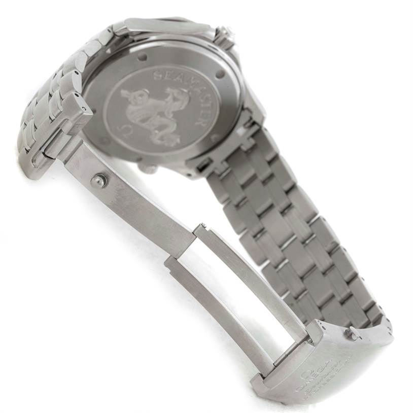 This image shows the back view and partially open clasp of an Omega Seamaster 2220.80.00 Men
s Stainless Steel Blue Dial 2220.80.00 Men
s Stainless Steel Blue Dial watch.