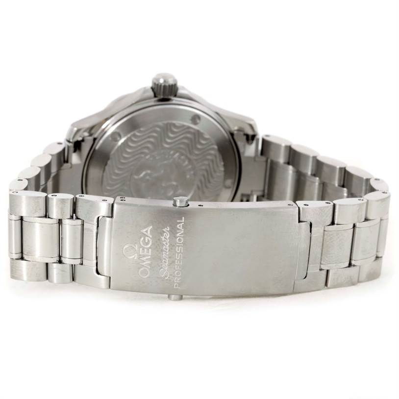 This image shows the back and clasp of an Omega Seamaster 2262.50.00 Men
s Stainless Steel Black Dial 2262.50.00 Men
s Stainless Steel Black Dial watch, highlighting the bracelet and caseback.