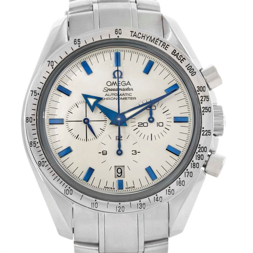 This image shows a frontal view of an Omega Speedmaster 3551.20.00 Men
s Stainless Steel White Dial 3551.20.00 Men
s Stainless Steel White Dial watch displaying the face, bezel, sub-dials, pushers, and part of the bracelet.