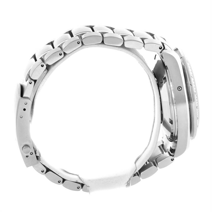 This side view of the Omega Speedmaster 3523.30.00 Men
s Stainless Steel Silver Dial 3523.30.00 Men
s Stainless Steel Silver Dial watch shows the bracelet and the side of the case.