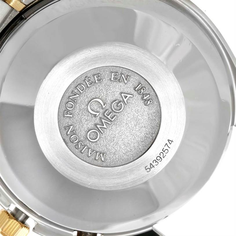 This image shows the back case of the Omega Speedmaster 3330.20.00 Men
s Stainless Steel White Dial 3330.20.00 Men
s Stainless Steel White Dial watch, highlighting the logo, inscription, and part of the bracelet.