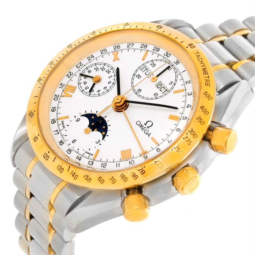 The image shows an angled view of an Omega Speedmaster 3330.20.00 Men
s Stainless Steel White Dial 3330.20.00 Men
s Stainless Steel White Dial watch featuring its dial, bezel, sub-dials, pushers, and bracelet.