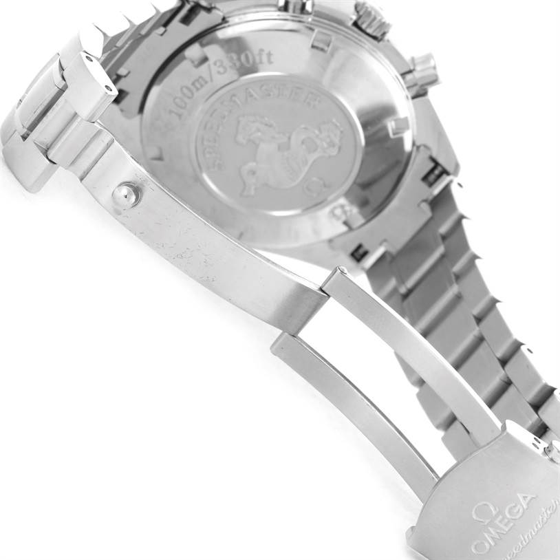 The image shows the open clasp and the engraved case back of an Omega Speedmaster 323.30.40.40.06.001 Men
s Stainless Steel Grey Dial 323.30.40.40.06.001 Men
s Stainless Steel Grey Dial watch.