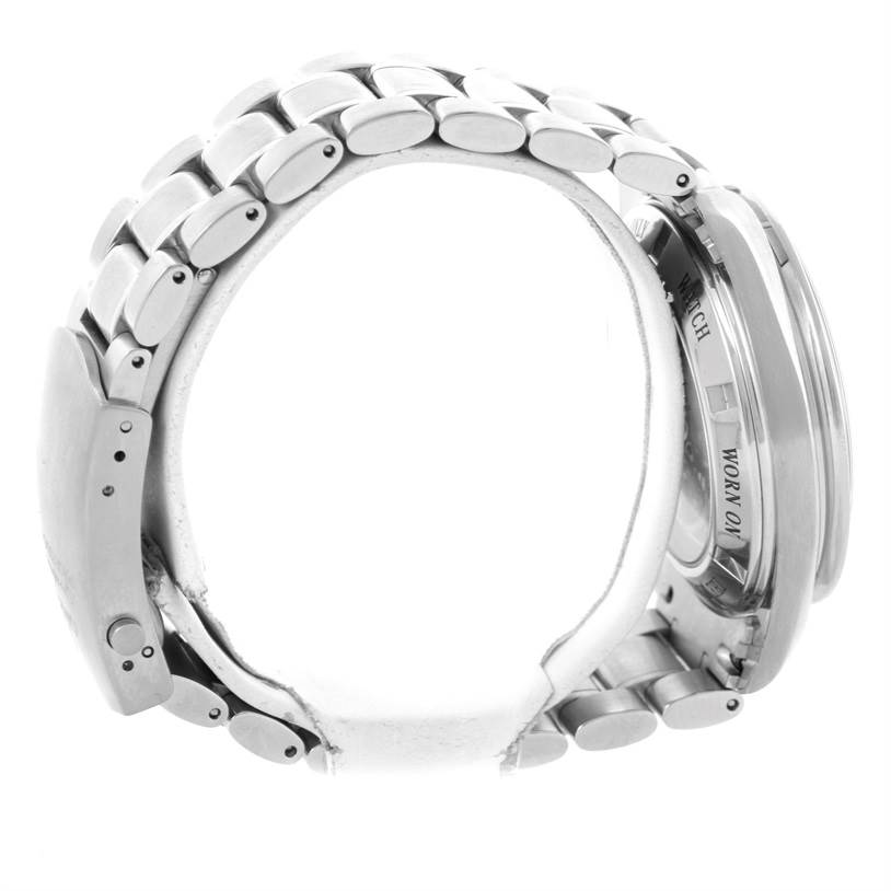 The side angle of the Omega Speedmaster 3573.50.00 Men
s Stainless Steel Black Dial 3573.50.00 Men
s Stainless Steel Black Dial watch highlights the metal bracelet and part of the back side.