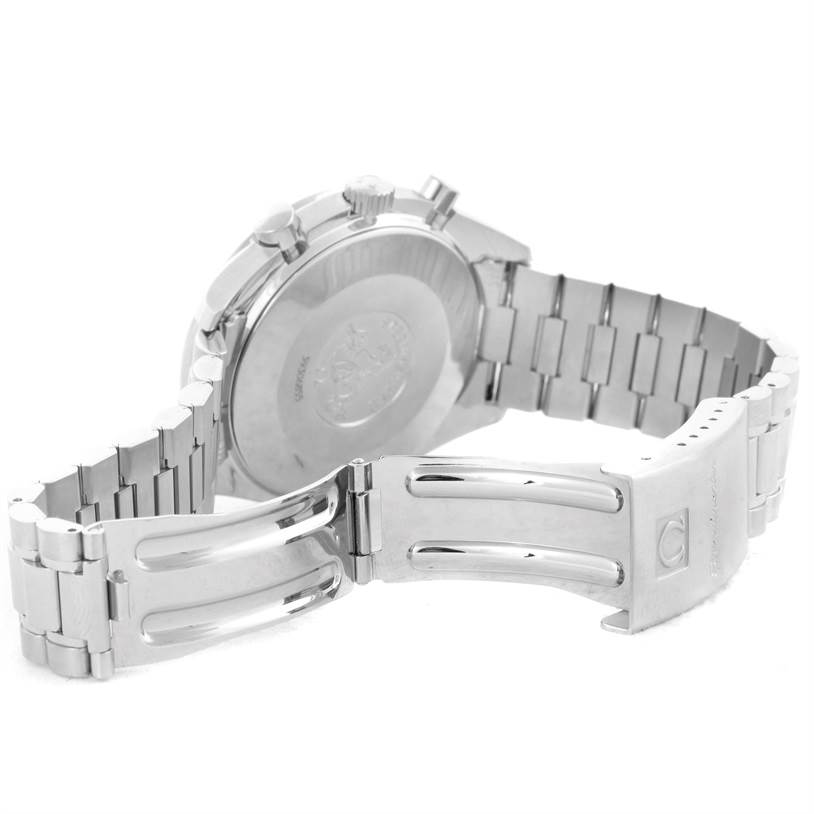 The image shows the back case and bracelet of an Omega Speedmaster 3510.50.00 Men
s Stainless Steel Black Dial 3510.50.00 Men
s Stainless Steel Black Dial watch, focusing on the clasp and linked strap.