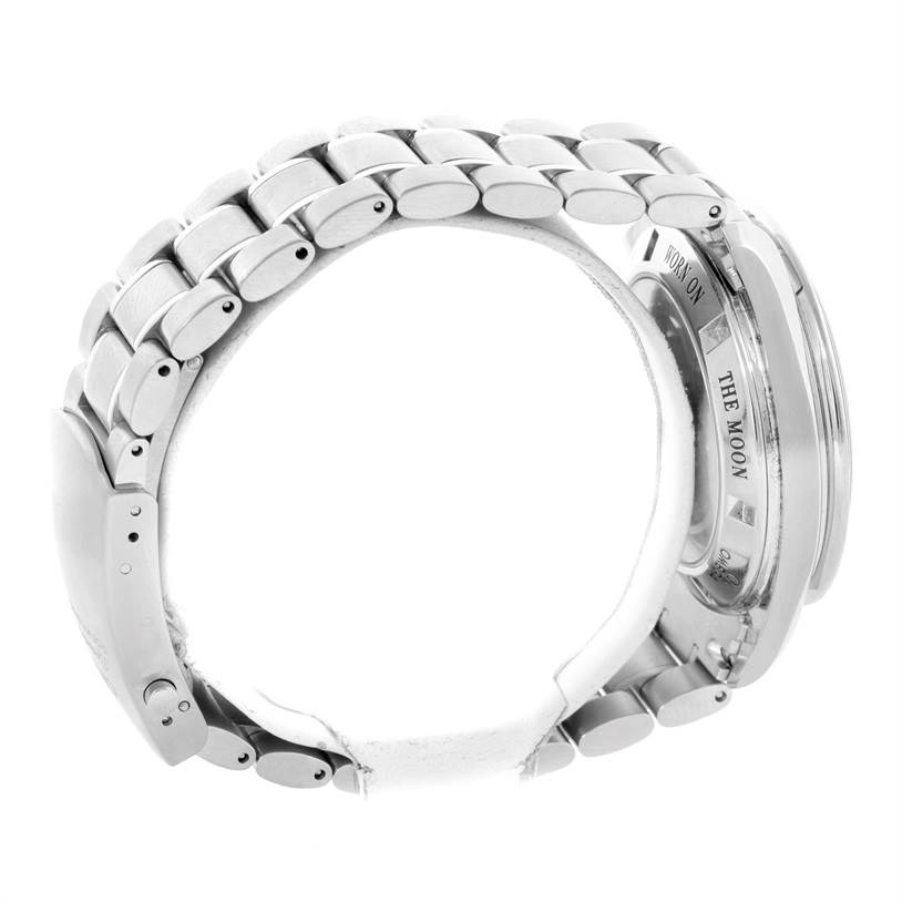 The image shows the side view of an Omega Speedmaster 3573.50.00 Men
s Stainless Steel Black Dial 3573.50.00 Men
s Stainless Steel Black Dial watch, focusing on the bracelet and the caseback.