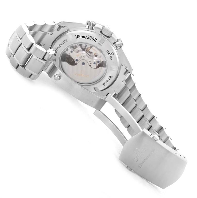 The image shows the back view of an Omega Speedmaster 3582.31.00 Men
s Stainless Steel White Dial 3582.31.00 Men
s Stainless Steel White Dial watch, highlighting the metal bracelet and transparent case back.