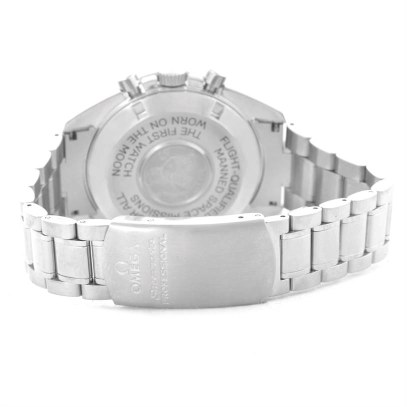 The image shows the back of an Omega Speedmaster Men
s Stainless Steel Black Dial Men
s Stainless Steel Black Dial watch, focusing on the clasp and bracelet.