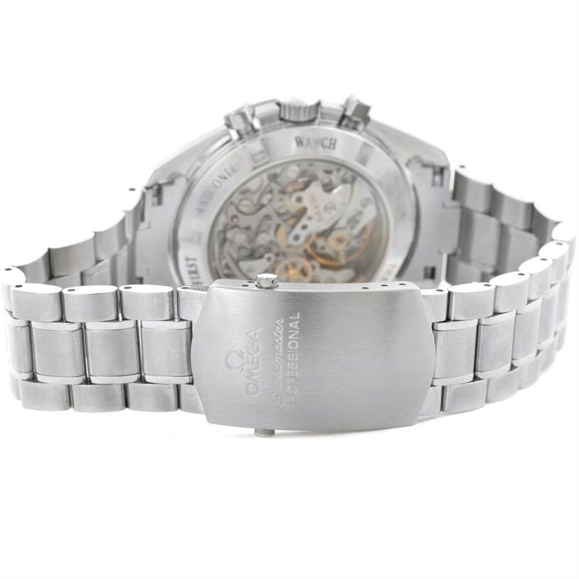 The image shows the back view of the Omega Speedmaster 3573.50.00 Men
s Stainless Steel Black Dial 3573.50.00 Men
s Stainless Steel Black Dial watch, highlighting its bracelet and exhibition case back.