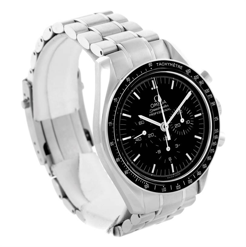 This image shows a side angle of an Omega Speedmaster 3570.50.00 Men
s Stainless Steel Black Dial 3570.50.00 Men
s Stainless Steel Black Dial watch featuring its face, bezel, and bracelet.