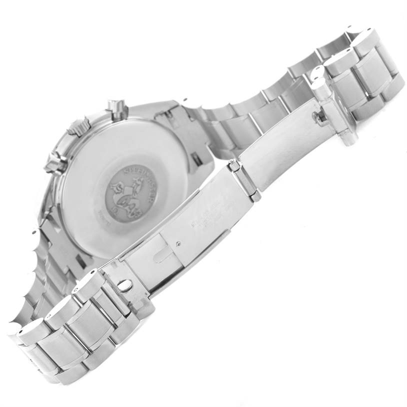 The image shows the backside and bracelet of an Omega Speedmaster 3513.50.00 Men
s Stainless Steel Black Dial 3513.50.00 Men
s Stainless Steel Black Dial watch, focusing on its clasp and closed case back.