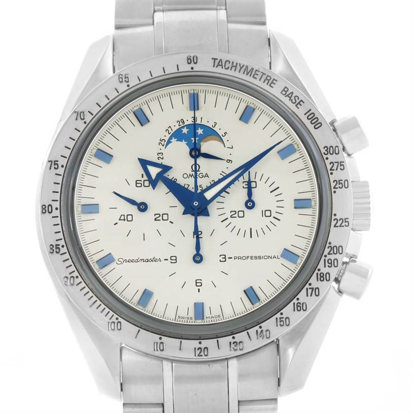 This is a frontal view of the Omega Speedmaster 3575.20.00 Men
s Stainless Steel White Dial 3575.20.00 Men
s Stainless Steel White Dial watch showcasing its dial, bezel, and metal bracelet.