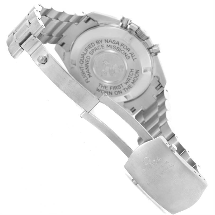 The image shows the back case and clasp of the Omega Speedmaster 3575.20.00 Men
s Stainless Steel White Dial 3575.20.00 Men
s Stainless Steel White Dial watch, highlighting the engraved details on the back.