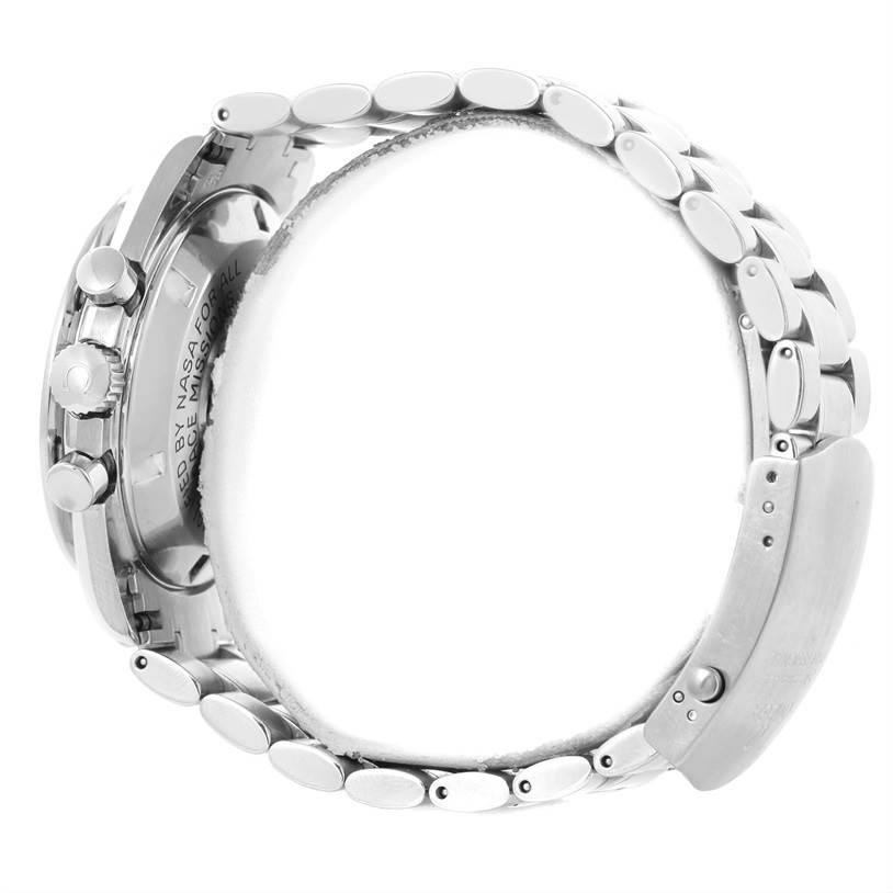 This side angle of the Omega Speedmaster 3570.50.00 Men
s Stainless Steel Black Dial 3570.50.00 Men
s Stainless Steel Black Dial shows the metal bracelet and back of the watch case.