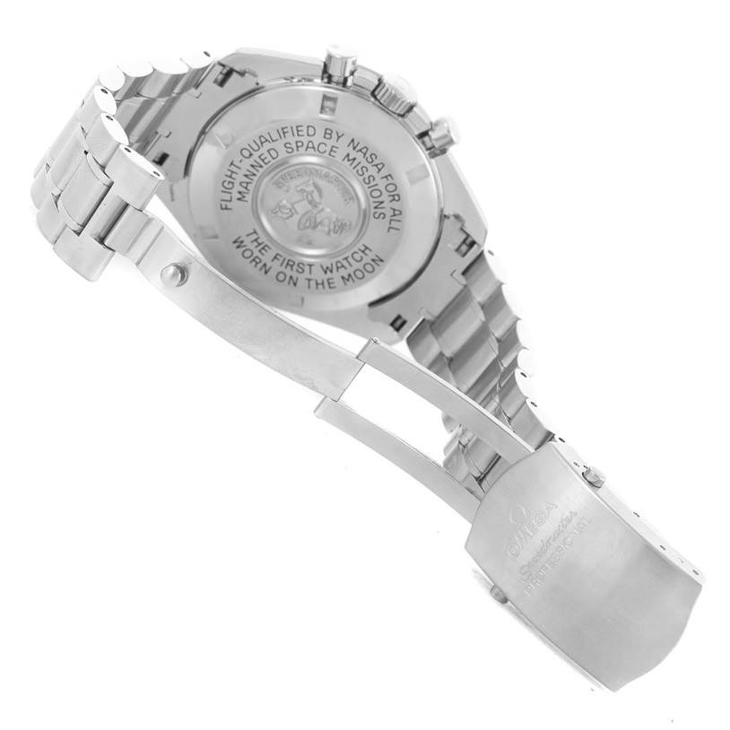 The image shows the back case and bracelet of the Omega Speedmaster 3570.50.00 Men
s Stainless Steel Black Dial 3570.50.00 Men
s Stainless Steel Black Dial watch, highlighting the engraving and clasp.