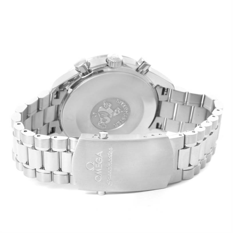 The image shows the back view of an Omega Speedmaster 3539.50.00 Men
s Stainless Steel Black Dial 3539.50.00 Men
s Stainless Steel Black Dial watch focusing on its clasp and bracelet.