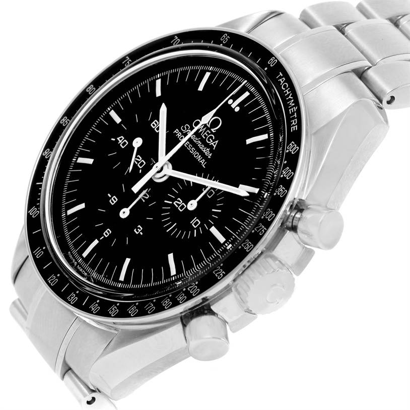 The angle shows the Omega Speedmaster 3572.50.00 Men
s Stainless Steel Black Dial 3572.50.00 Men
s Stainless Steel Black Dial
s face, chronograph dials, bezel, crown, and part of the bracelet.