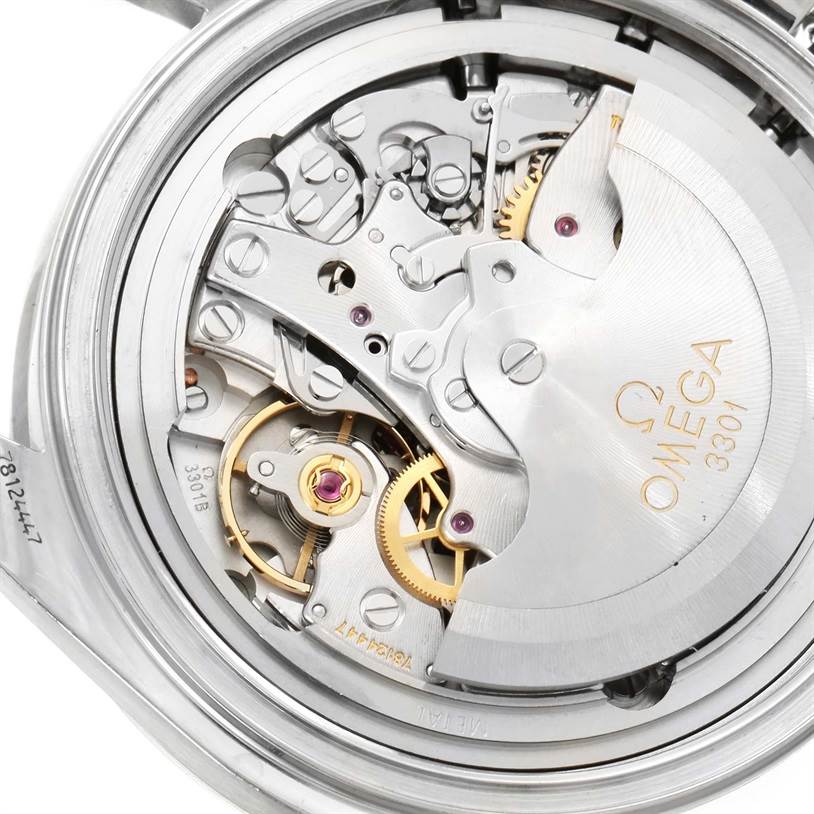 This image shows the intricate inner mechanical movement of the Omega Speedmaster 3552.59.00 Men
s Stainless Steel Black Dial 3552.59.00 Men
s Stainless Steel Black Dial watch at an angled view.