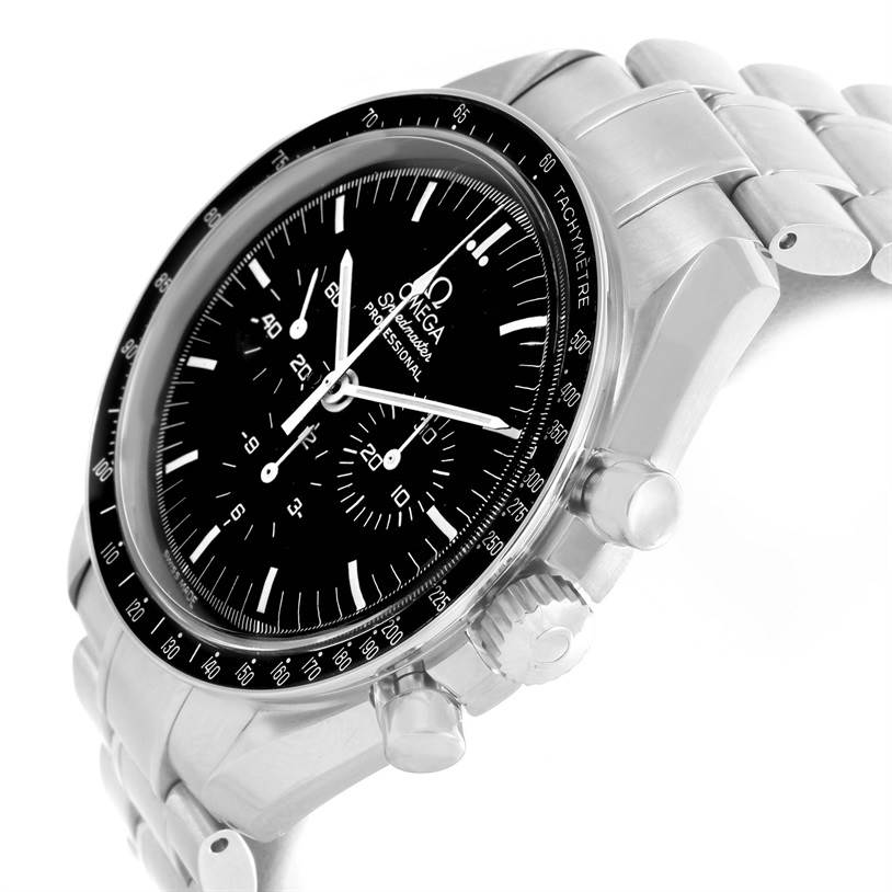 This image shows the dial, bezel, crown, and bracelet of an Omega Speedmaster 3570.50.00 Men
s Stainless Steel Black Dial 3570.50.00 Men
s Stainless Steel Black Dial watch at an angle.