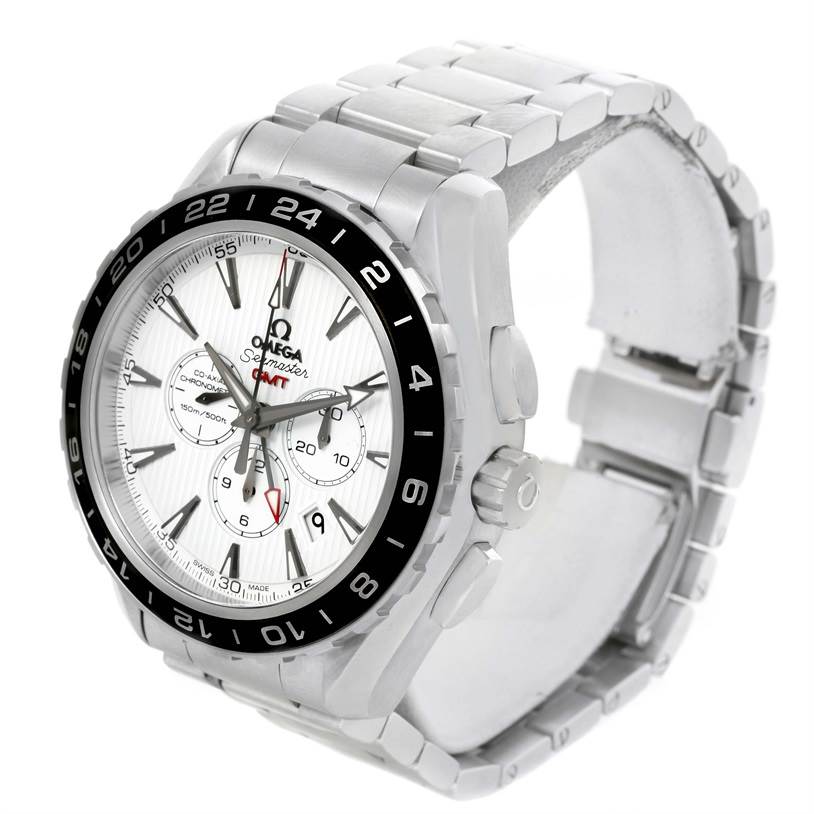 The Omega Speedmaster 231.10.44.52.04.001 Men
s Stainless Steel White Dial 231.10.44.52.04.001 Men
s Stainless Steel White Dial watch is shown from an angled front view, displaying its face, bezel, bracelet, and crown.