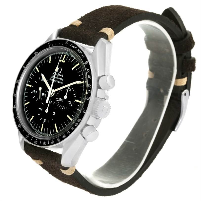 The image shows an Omega Speedmaster 145.022 Men
s Stainless Steel Black Dial 145.022 Men
s Stainless Steel Black Dial watch at a right-side angle, highlighting the face, bezel, pushers, crown, and leather strap.