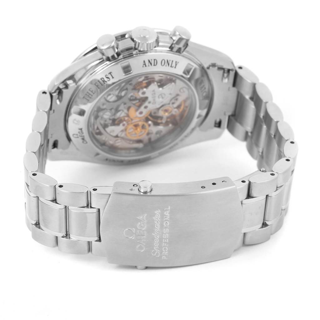 The photo shows the back view of the Omega Speedmaster 3573.50.00 Men
s Stainless Steel Black Dial 3573.50.00 Men
s Stainless Steel Black Dial watch, highlighting the bracelet and transparent case back.