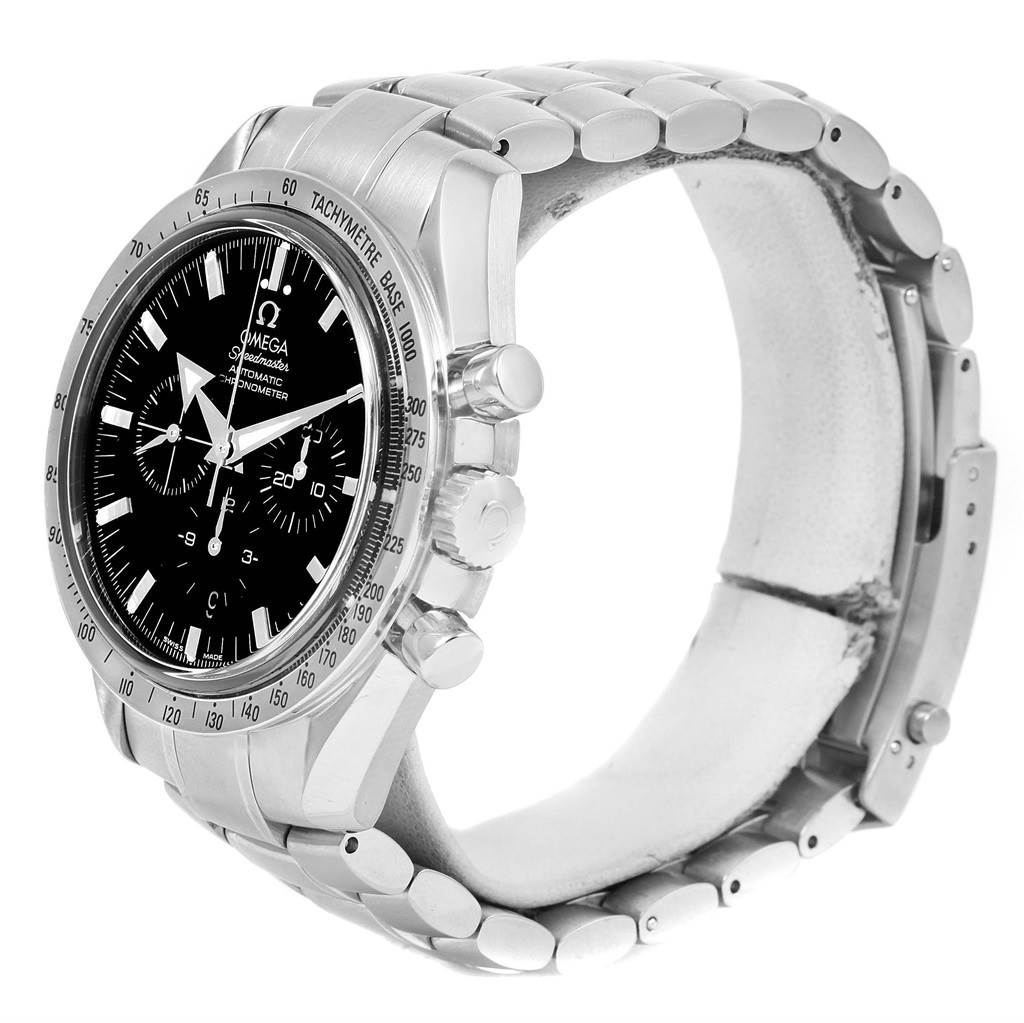 The image shows an angled side view of an Omega Speedmaster 3551.50.00 Men
s Stainless Steel Black Dial 3551.50.00 Men
s Stainless Steel Black Dial watch, highlighting its face, bezel, chronograph buttons, and metal bracelet.