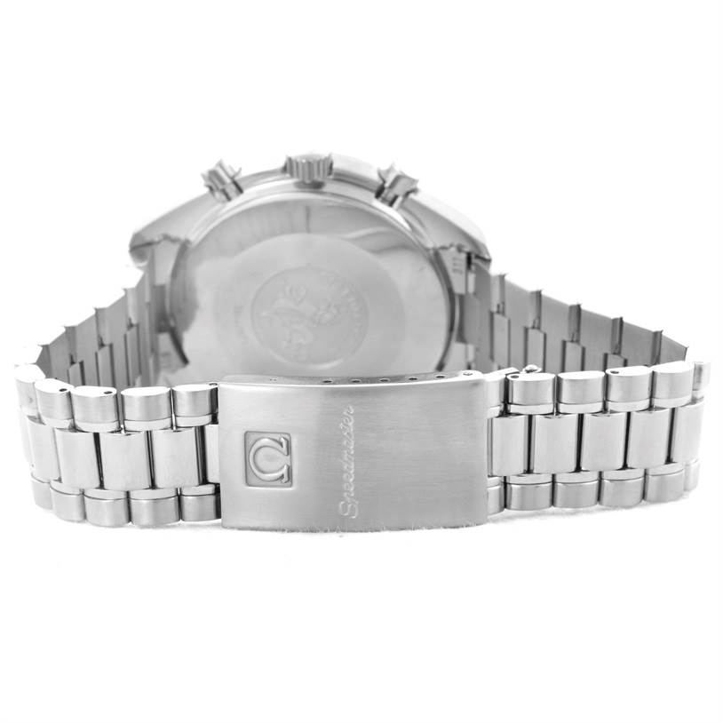 This image shows the back view of an Omega Speedmaster 3510.50.00 Men
s Stainless Steel Black Dial 3510.50.00 Men
s Stainless Steel Black Dial watch, focusing on the clasp and stainless steel bracelet.