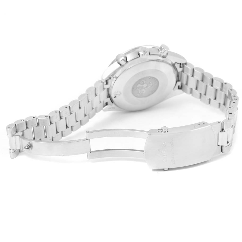 The image shows the back and bracelet clasp of an Omega Speedmaster 3539.50.00 Men
s Stainless Steel Black Dial 3539.50.00 Men
s Stainless Steel Black Dial watch at an angle displaying its links and deployment clasp.