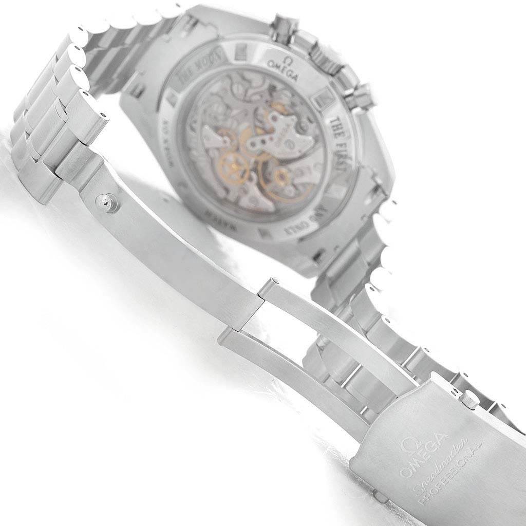 The image shows the back case and clasp of an Omega Speedmaster 3573.50.00 Men
s Stainless Steel Black Dial 3573.50.00 Men
s Stainless Steel Black Dial watch with a focus on its transparent case back and stainless steel bracelet.