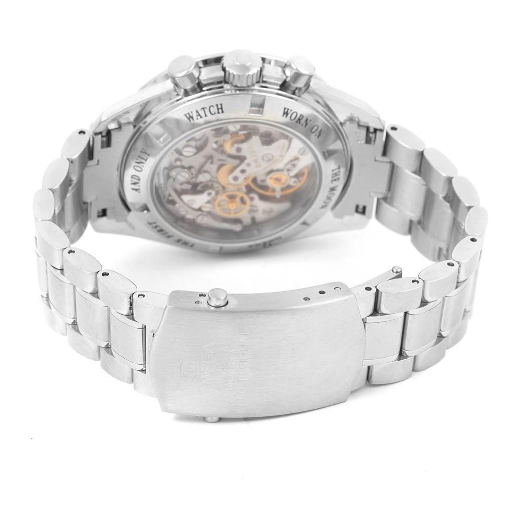 This image shows the back and clasp of an Omega Speedmaster 3573.50.00 Men
s Stainless Steel Black Dial 3573.50.00 Men
s Stainless Steel Black Dial watch, highlighting the transparent case back and metal bracelet.