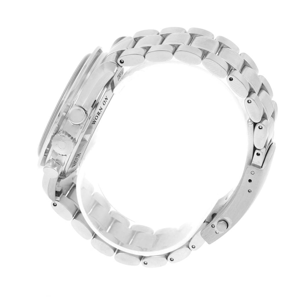 This side view of the Omega Speedmaster 3573.50.00 Men
s Stainless Steel Black Dial 3573.50.00 Men
s Stainless Steel Black Dial shows the bracelet, clasp, and crown.