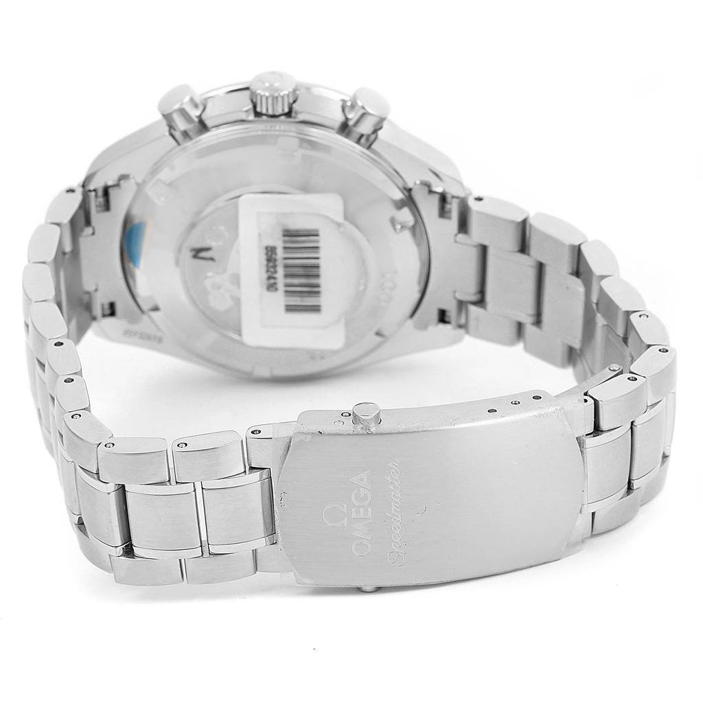 The image shows the back and clasp of the Omega Speedmaster 3220.50.00 Men
s Stainless Steel Black Dial 3220.50.00 Men
s Stainless Steel Black Dial watch with its stainless steel bracelet.