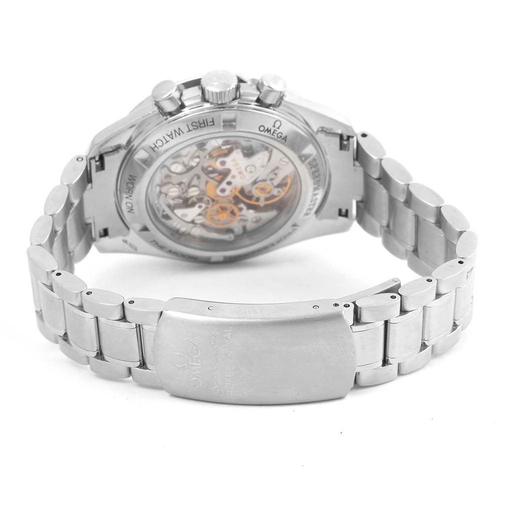 The image shows the back view of the Omega Speedmaster 3572.50.00 Men
s Stainless Steel Black Dial 3572.50.00 Men
s Stainless Steel Black Dial watch, displaying its bracelet and transparent case back.