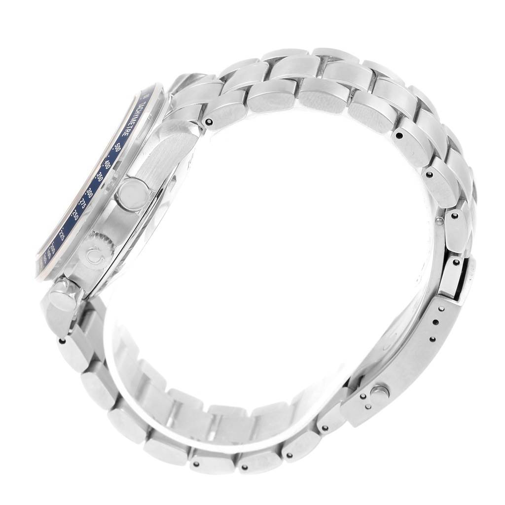 The image shows a side view of the Omega Speedmaster 3222.80.00 Men
s Stainless Steel Blue Dial 3222.80.00 Men
s Stainless Steel Blue Dial watch, highlighting its metal bracelet and the case’s side buttons and crown.