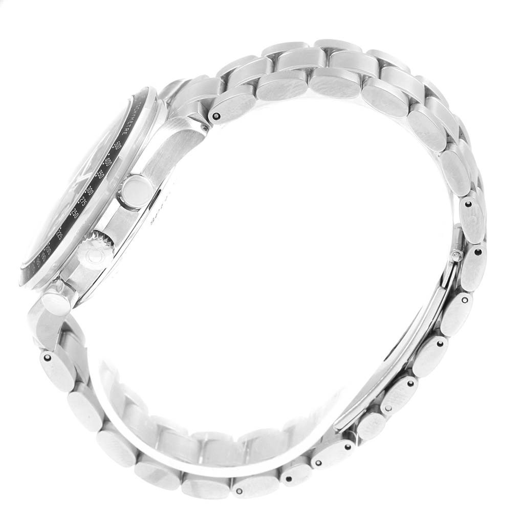 This side-view angle of an Omega Speedmaster 3529.50.00 Men
s Stainless Steel Black Dial 3529.50.00 Men
s Stainless Steel Black Dial watch shows its metal bracelet and case.