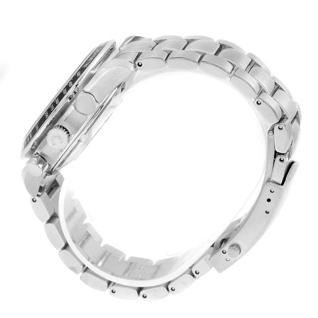 This side-angle view of the Omega Speedmaster 3220.50.00 Men
s Stainless Steel Black Dial 3220.50.00 Men
s Stainless Steel Black Dial showcases its metal bracelet, clasp, crown, and chronograph pushers.