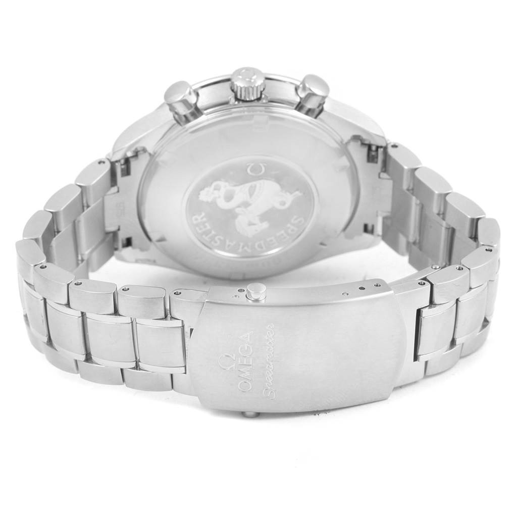 The image shows the back view of an Omega Speedmaster 3220.50.00 Men
s Stainless Steel Black Dial 3220.50.00 Men
s Stainless Steel Black Dial watch, highlighting its clasp and case back.