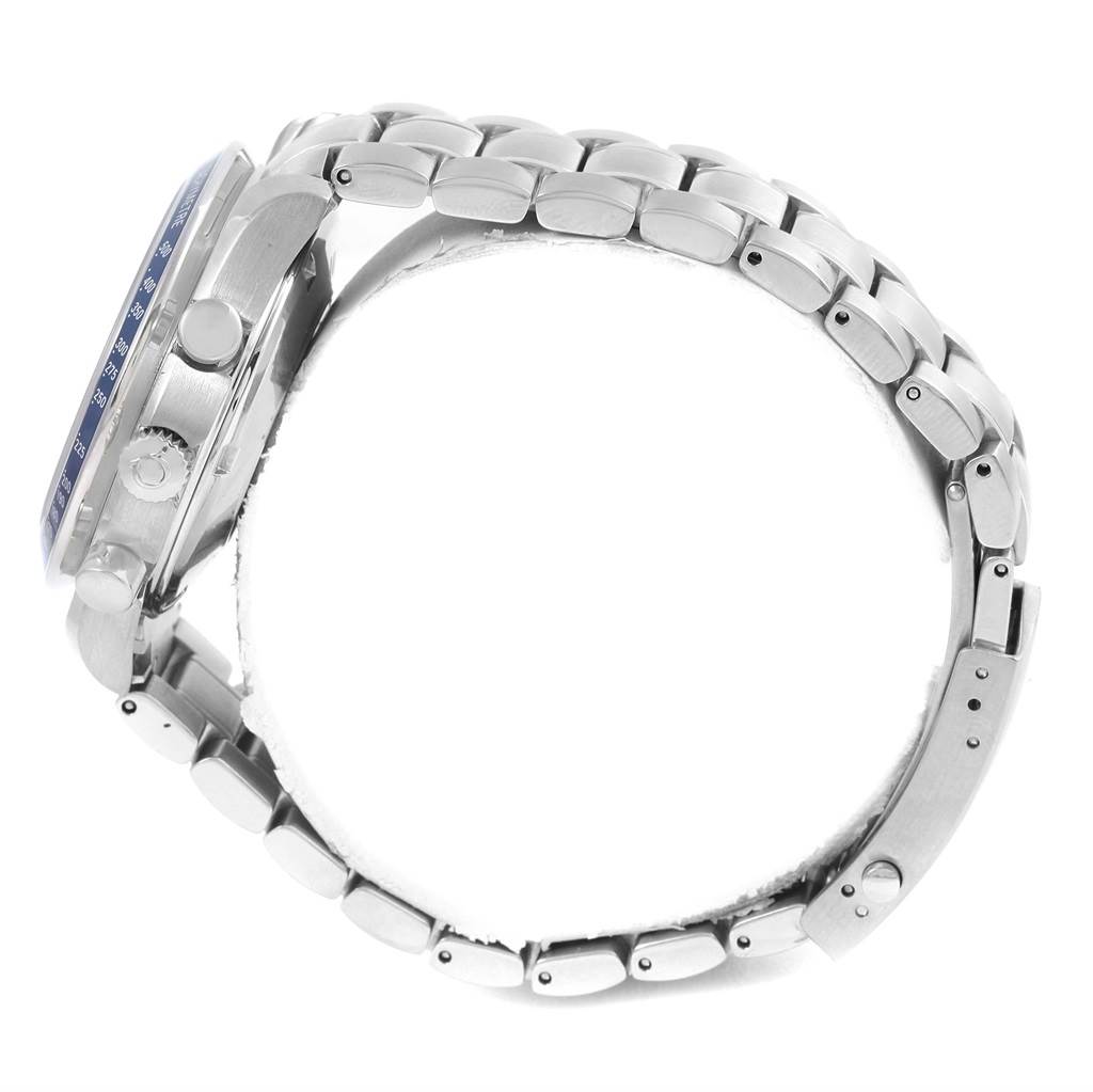 This side view of the Omega Speedmaster 3222.80.00 Men
s Stainless Steel Blue Dial 3222.80.00 Men
s Stainless Steel Blue Dial watch displays its stainless steel case, pushers, crown, and bracelet.