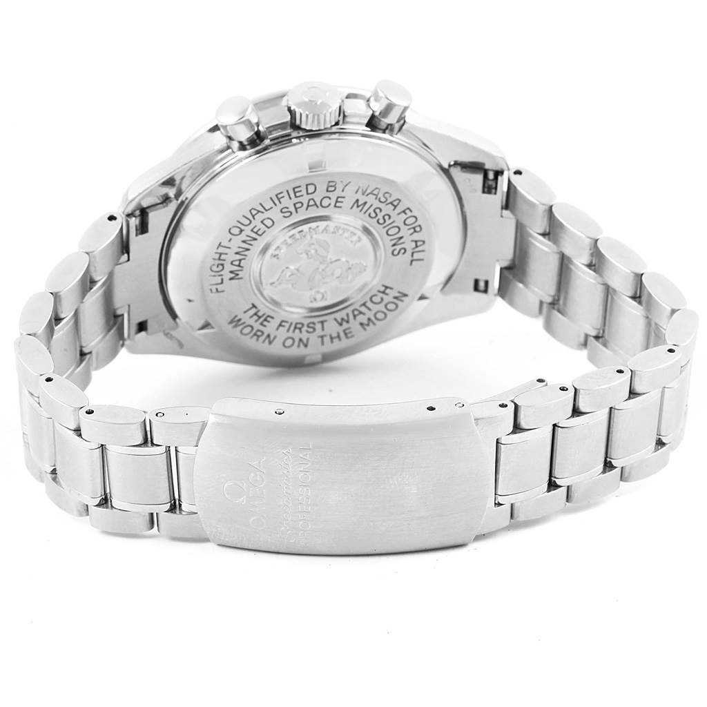 This image shows the back and clasp of the Omega Speedmaster 3570.50.00 Men
s Stainless Steel Black Dial 3570.50.00 Men
s Stainless Steel Black Dial, highlighting its engraved case back and metal bracelet.