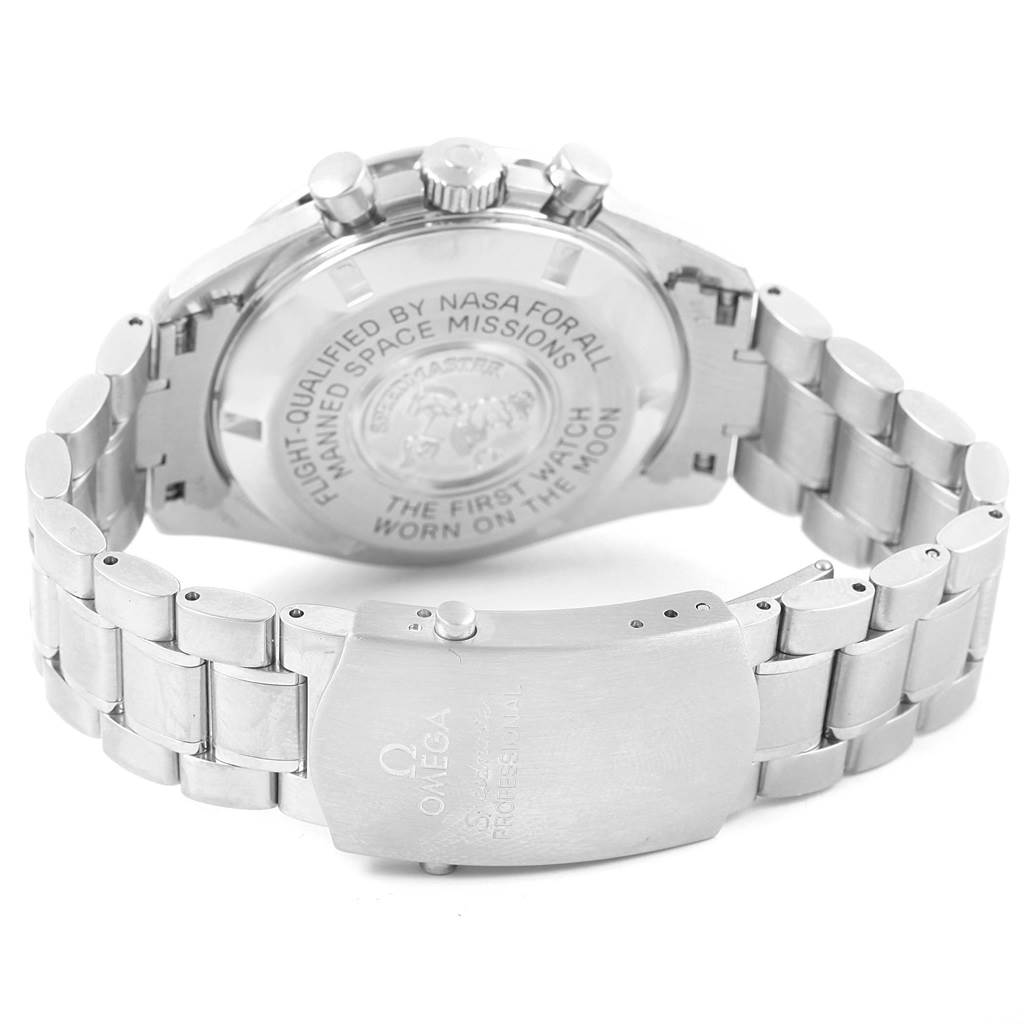 The image shows the backside and clasp of an Omega Speedmaster 3570.50.00 Men
s Stainless Steel Black Dial 3570.50.00 Men
s Stainless Steel Black Dial watch, highlighting the engravings on the case back and clasp.