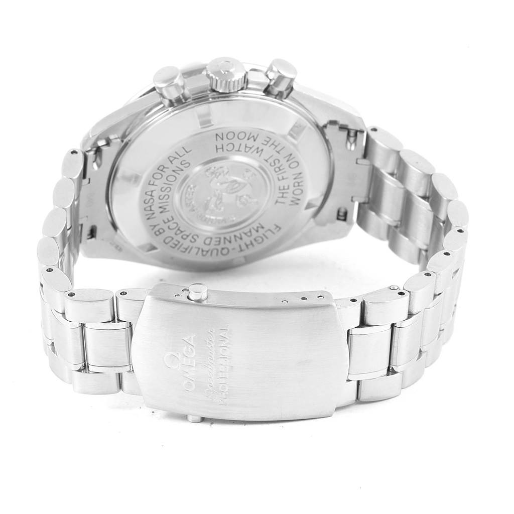 The image shows the back case and bracelet of an Omega Speedmaster 3570.50.00 Men
s Stainless Steel Black Dial 3570.50.00 Men
s Stainless Steel Black Dial watch, highlighting the engraved case back and clasp.