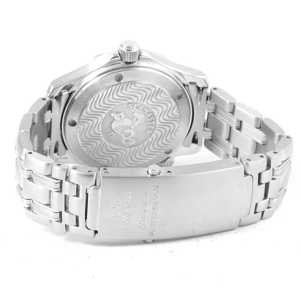 The image shows the back and clasp of the Omega Speedmaster 2551.80.00 Men
s Stainless Steel Blue Dial 2551.80.00 Men
s Stainless Steel Blue Dial watch, highlighting its bracelet and caseback.