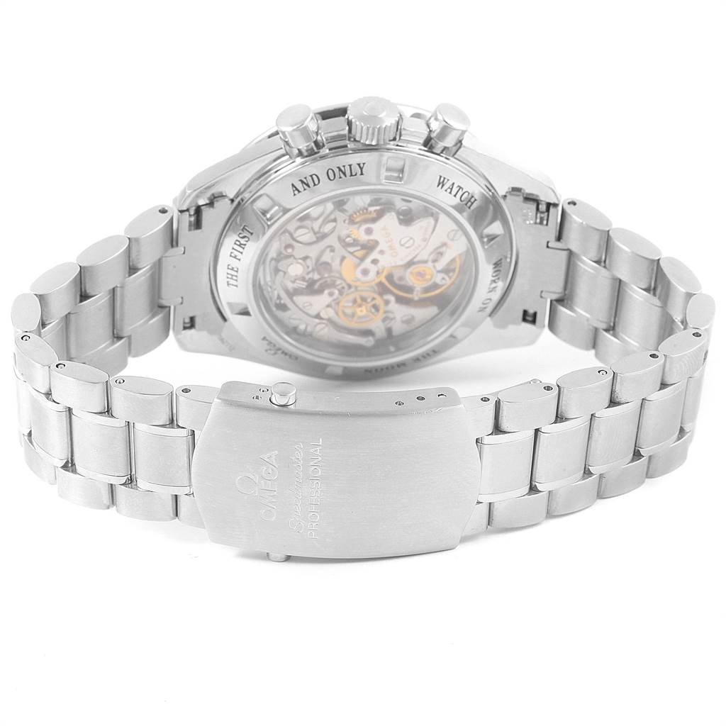 The image shows the back view of an Omega Speedmaster 3576.50.00 Men
s Stainless Steel Black Dial 3576.50.00 Men
s Stainless Steel Black Dial watch, highlighting its bracelet and transparent case back.