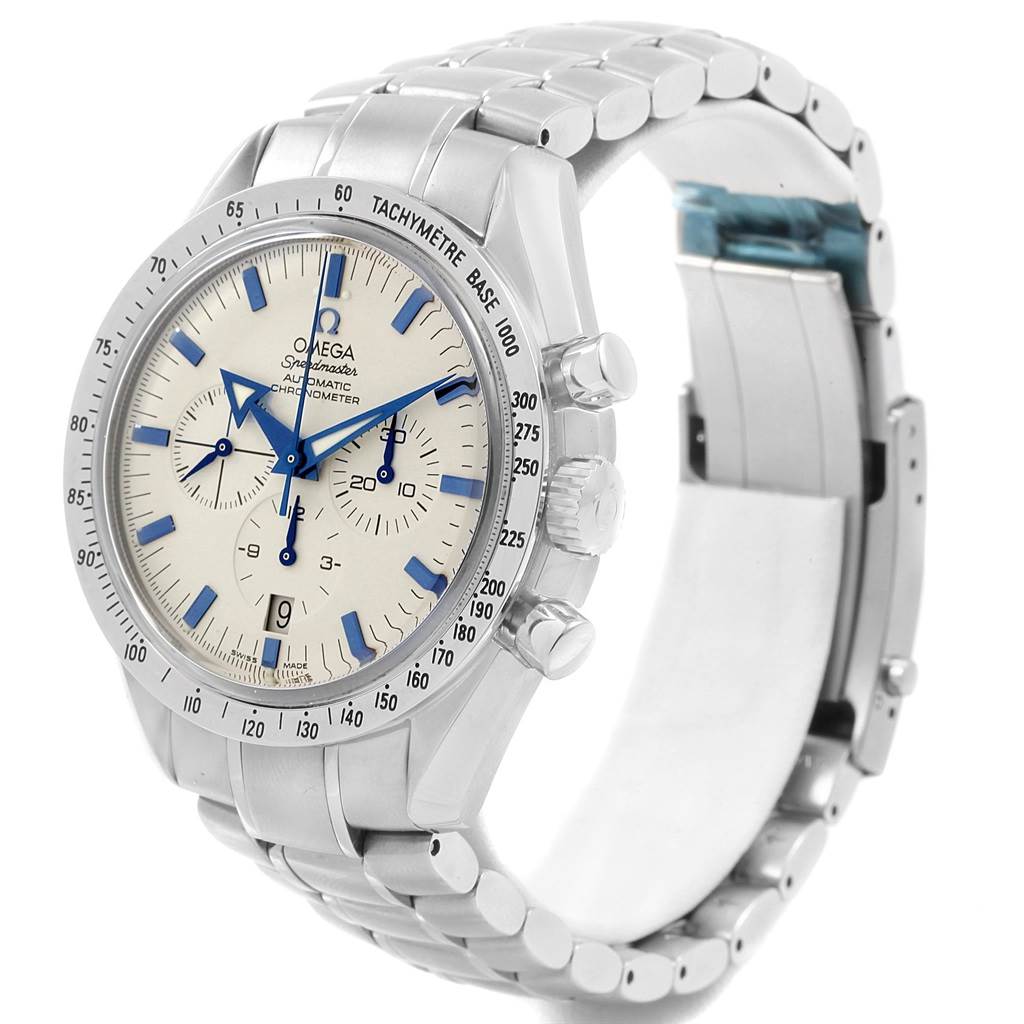 The image shows a side angle of an Omega Speedmaster 3551.20.00 Men
s Stainless Steel White Dial 3551.20.00 Men
s Stainless Steel White Dial watch, highlighting its dial, bezel, and bracelet.